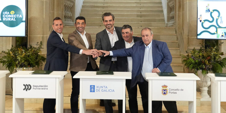 Luis López e Diego Calvo asinan o convenio da Liña Conecta Rural