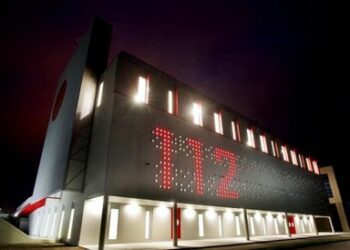 Unha muller foi trasladada por inhalación de fume logo dun incendio no corredor dun edificio en Negreira