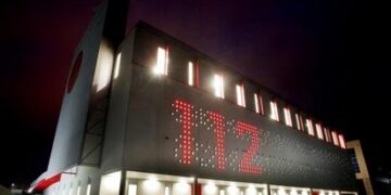 Unha muller foi trasladada por inhalación de fume logo dun incendio no corredor dun edificio en Negreira