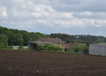Un varón resultou ferido en Trazo despois de caerlle parte dun silo enriba