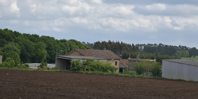Un varón resultou ferido en Trazo despois de caerlle parte dun silo enriba