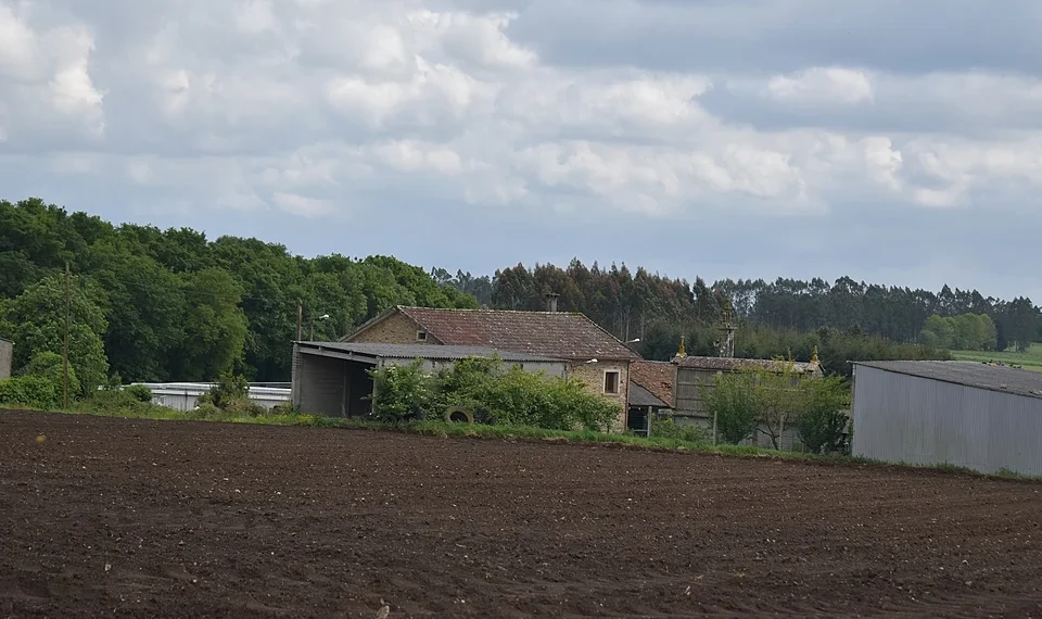 Un varón resultou ferido en Trazo despois de caerlle parte dun silo enriba