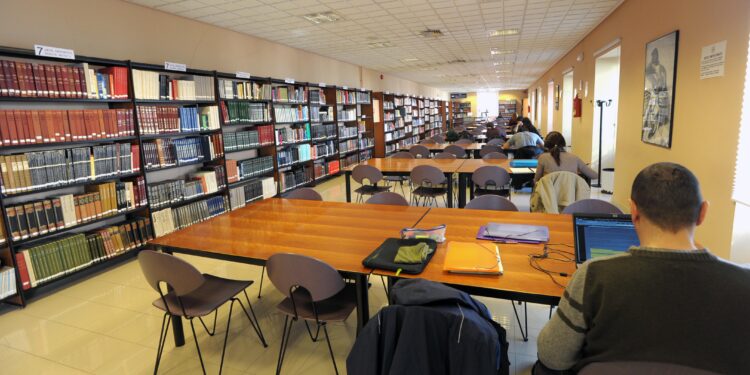 A Biblioteca da Deputación da Coruña celebra o Día do Libro coa presentación de “Os libros durmidos”