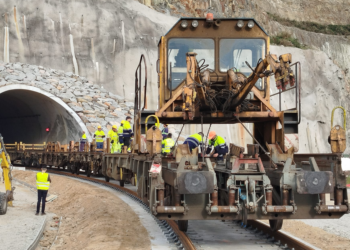 Langosteira completa el tendido de las vías en todo el trazado del acceso ferroviario al Puerto Exterior