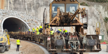 Langosteira completa el tendido de las vías en todo el trazado del acceso ferroviario al Puerto Exterior