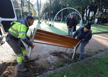 Pontevedra remuda máis de 500 bancos e papeleiras nos barrios da cidade