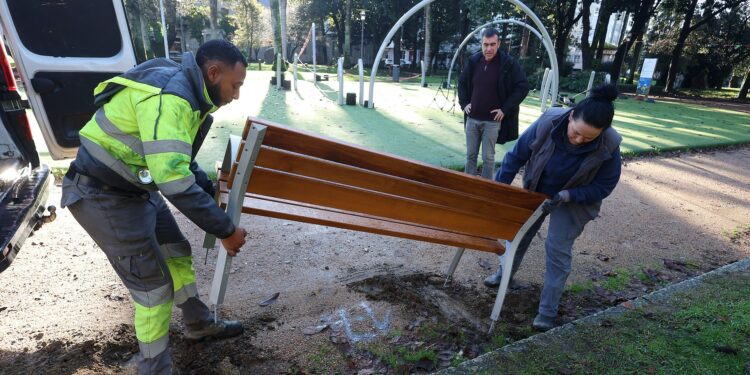 Pontevedra remuda máis de 500 bancos e papeleiras nos barrios da cidade