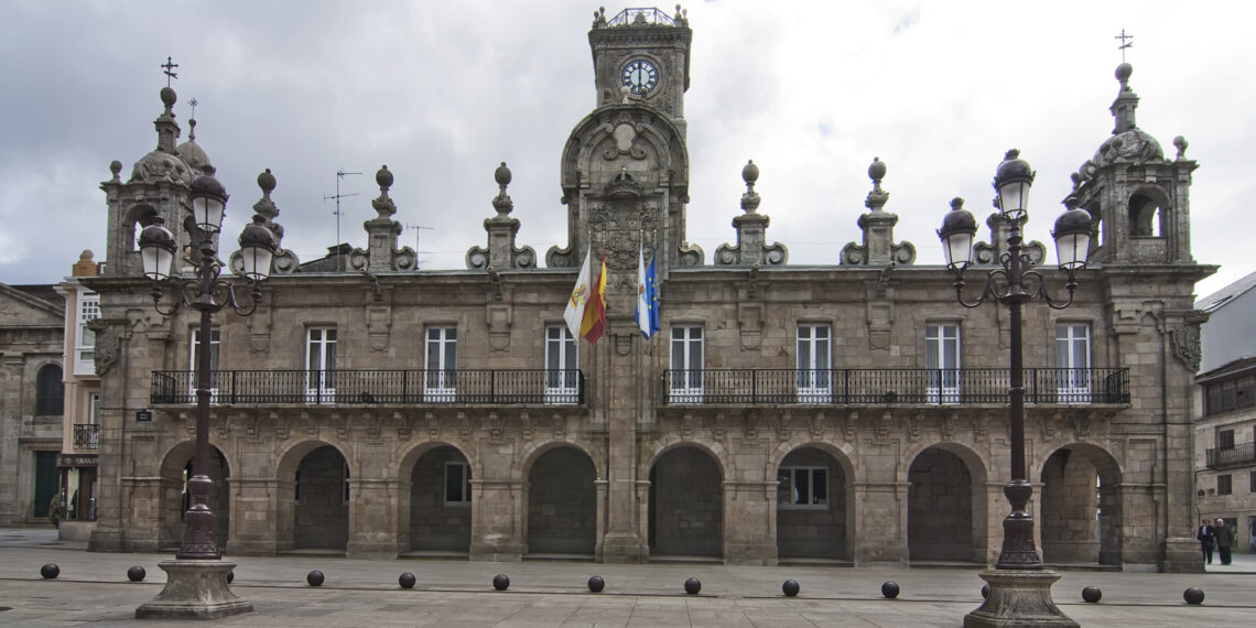 Besteiro descorchaba el champán y Candia juraba en arameo