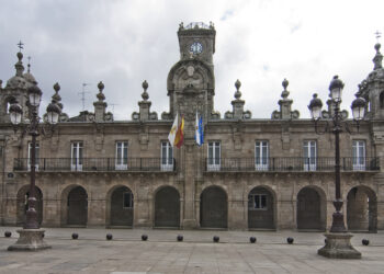 Besteiro descorchaba el champán y Candia juraba en arameo