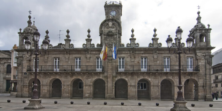 Besteiro descorchaba el champán y Candia juraba en arameo