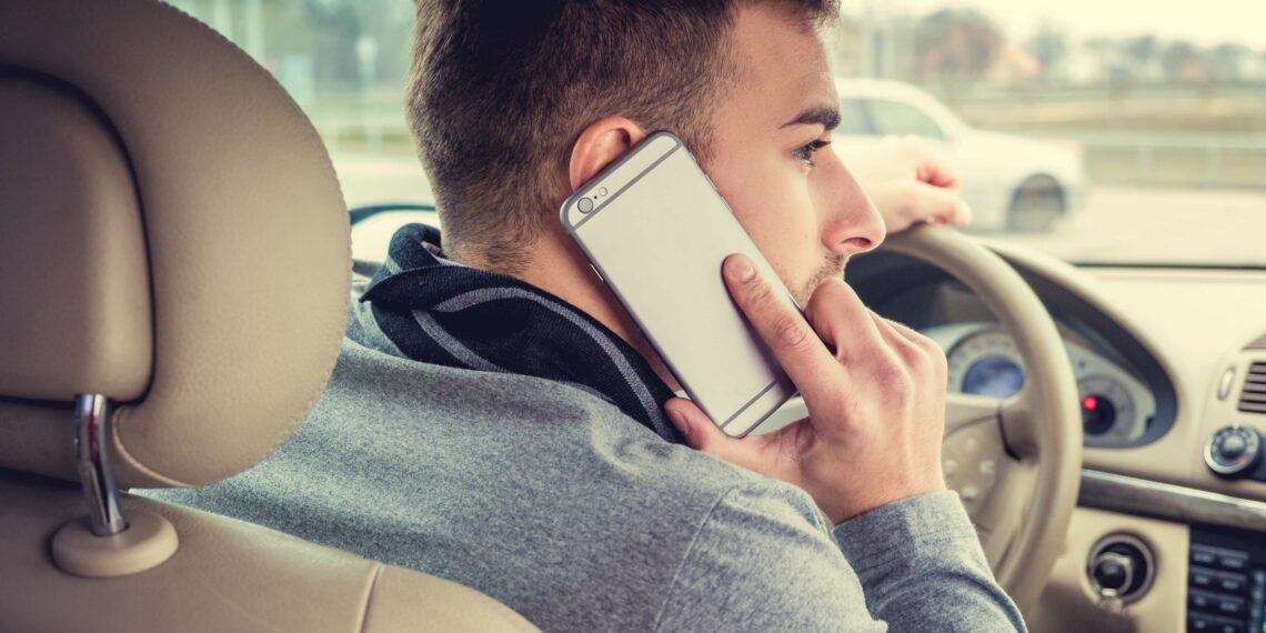 El móvil lidera las distracciones al volante: afecta a casi 6 de cada 10 conductores