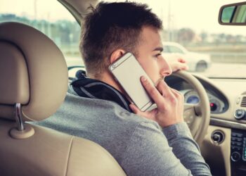 El móvil lidera las distracciones al volante: afecta a casi 6 de cada 10 conductores