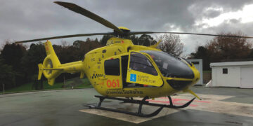 Un operario foi evacuado en helicóptero tras caer cando traballaba a gran altura en Padrón