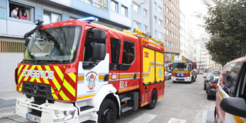 Catro mulleres afectadas por intoxicación de fume ao arder un cadro eléctrico dun edificio na Coruña