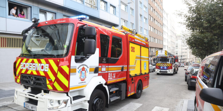 Catro mulleres afectadas por intoxicación de fume ao arder un cadro eléctrico dun edificio na Coruña