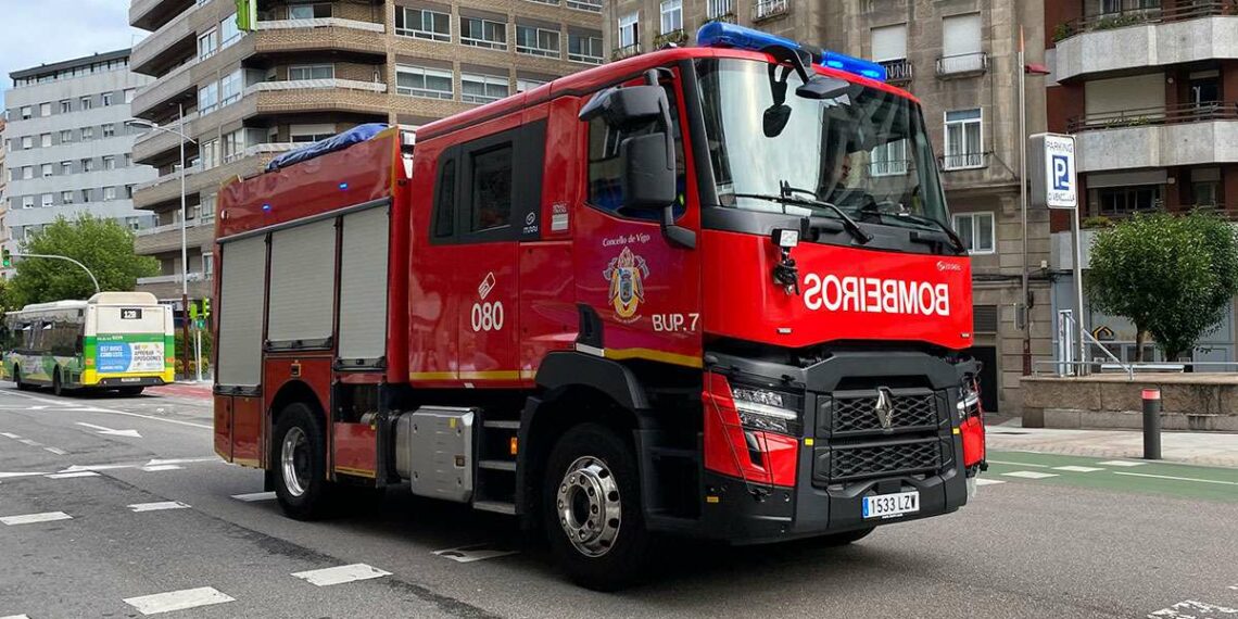 Un home é trasladado o Hospital tras declararse un incendio na súa vivenda en Vigo