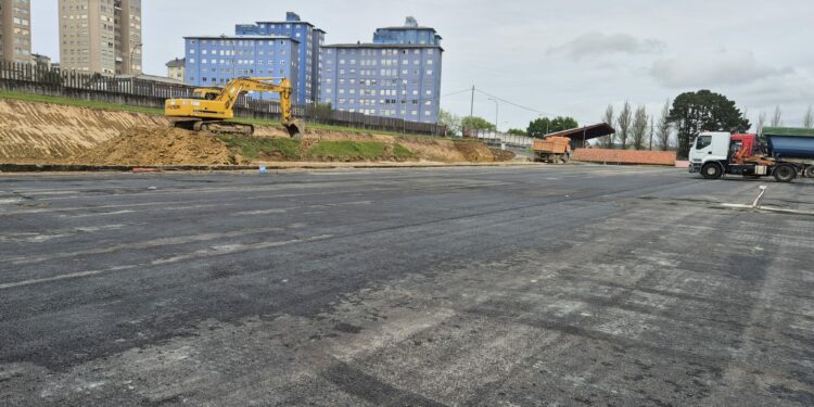 Avanzan as obras de remodelación das pistas de fútbol de Caranza para crear un novo campo de fútbol 11