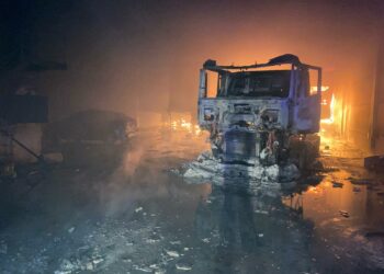 Los bomberos de Ourense intervinieron en un incendio de gran virulencia en una nave industrial