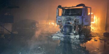 Los bomberos de Ourense intervinieron en un incendio de gran virulencia en una nave industrial