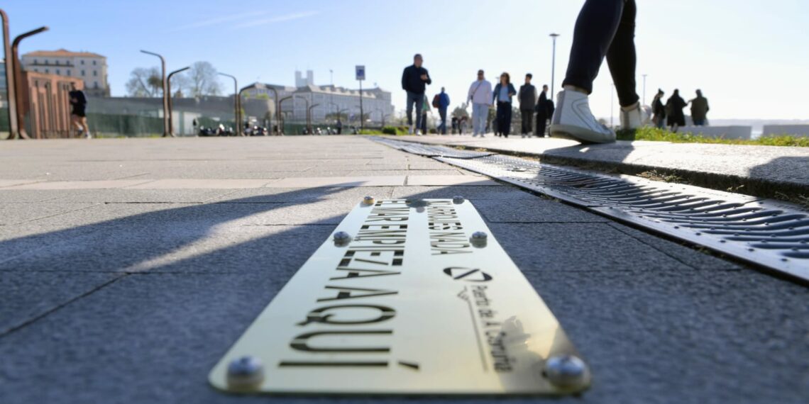 La Autoridad Portuaria inicia una campaña de concienciación ambiental con la instalación de 40 placas en la Marina y el Parrote