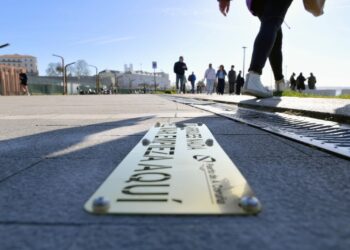 La Autoridad Portuaria inicia una campaña de concienciación ambiental con la instalación de 40 placas en la Marina y el Parrote