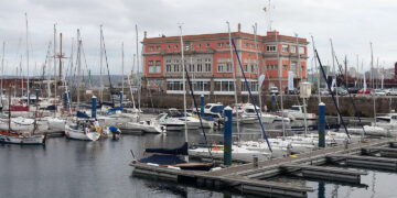 Os bombeiros rescataron o corpo dun home que foi localizado no mar no porto da Coruña