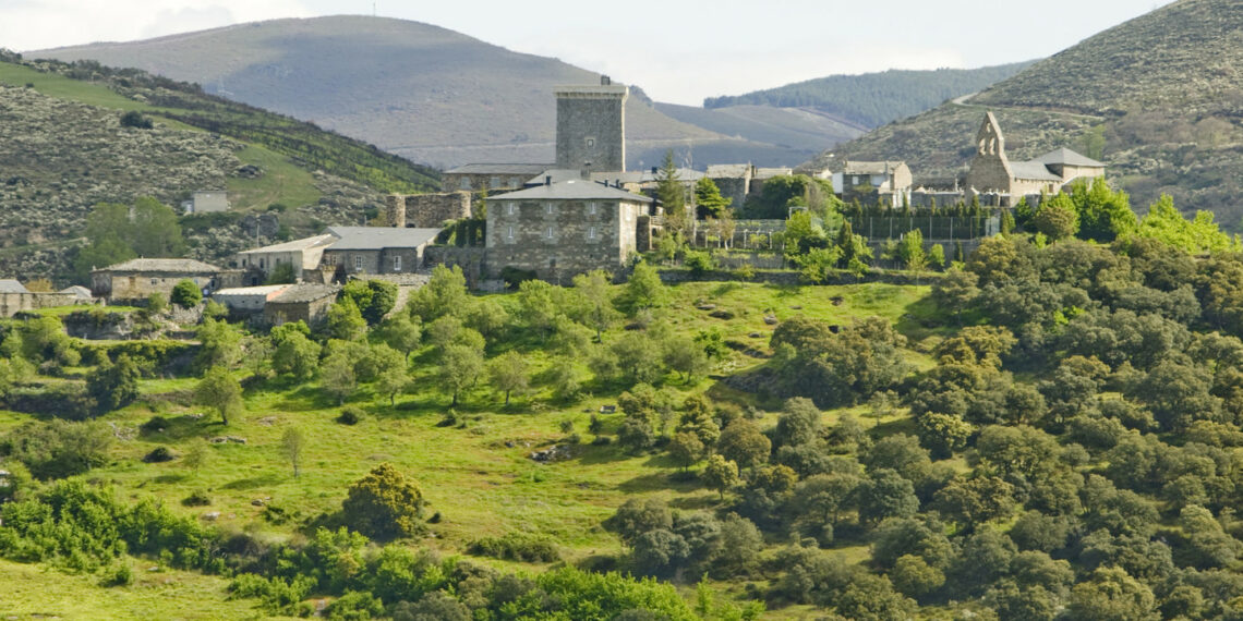 La Diputación de Ourense apoyará la regeneración del patrimonio del Geodestino Trevinca-Valdeorras a través de rutas, senderos y actividades guiadas