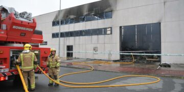 Un incendio causa danos na nave de Trison no polígono Espírito Santo en Sada