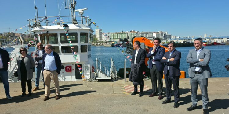El puerto de Oza en A Coruña recibe el nuevo barco multipropósito VIOTE