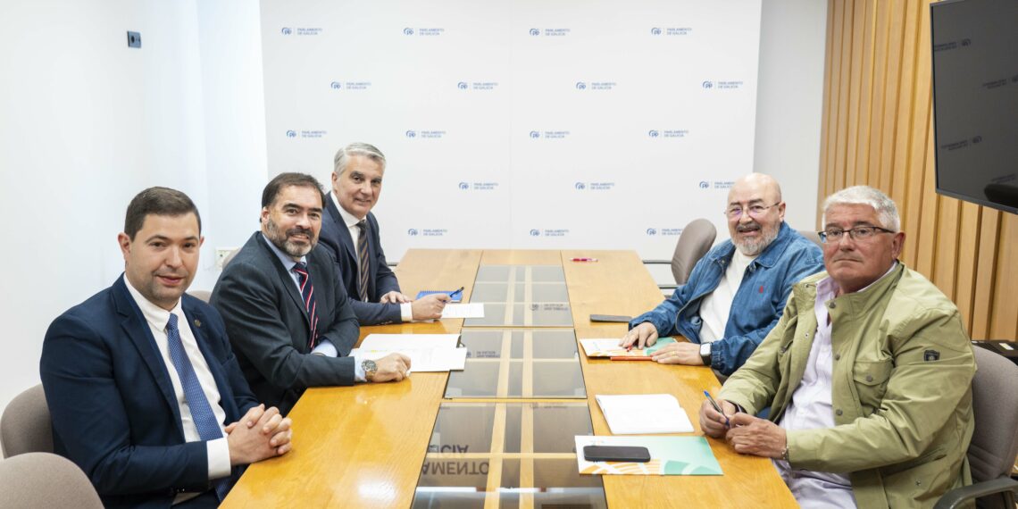 O PPdeG e Unións Agrarias acordan constituír unha Comisión de estudo no Parlamento para analizar a situación do sector lácteo galego