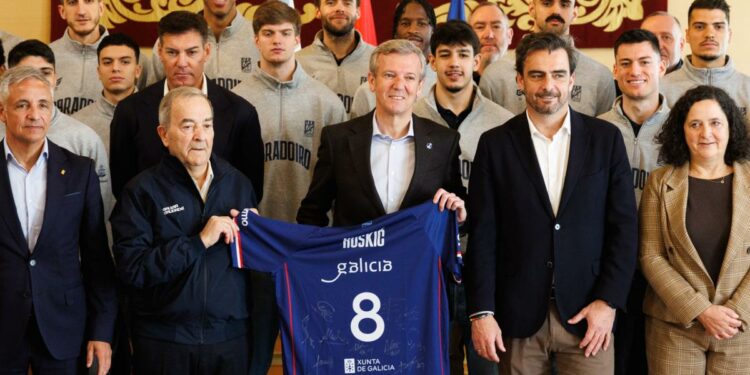 Rueda recibe a los jugadores y equipo directivo del Monbus Obradoiro tras confirmarse su ascenso a la ACB