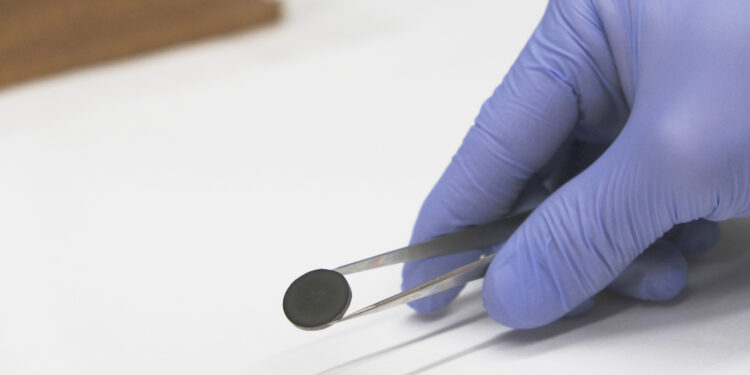 El CSIC empleará celulosa para desarrollar electrocerámicas sostenibles y económicas, clave para la fabricación de chips