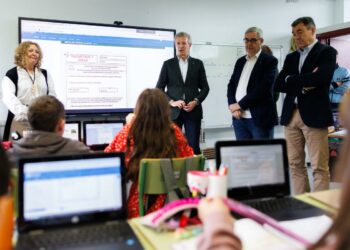 La futura Ley de educación digital gallega garantizará que la IA sea una herramienta de apoyo para los docentes