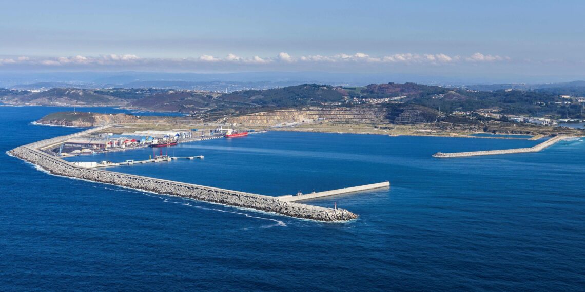 Los puertos exteriores de A Coruña y Ferrol reciben 100 millones para adaptarse a la industria eólica marina