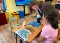 A Deputación leva ao CEIP Sada y sus Contornos un obradoiro que transforma lixo mariño en creación artística