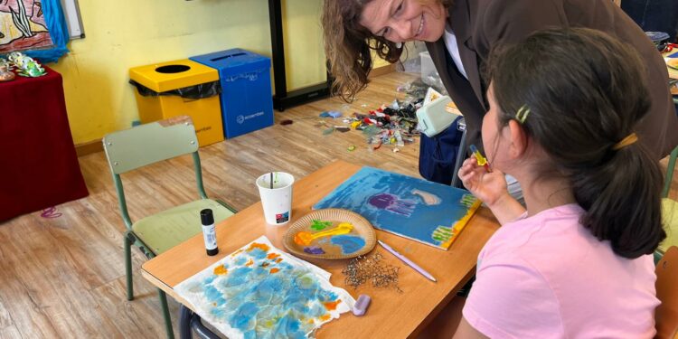 A Deputación leva ao CEIP Sada y sus Contornos un obradoiro que transforma lixo mariño en creación artística