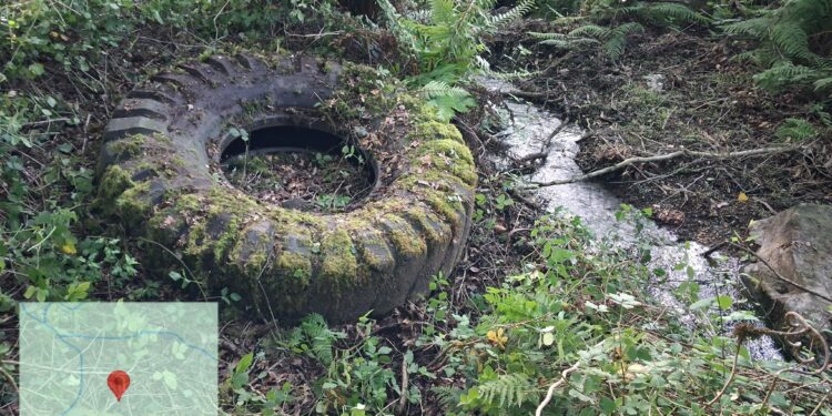Denuncian o abandono de rodas xigantes en ríos de Touro e O Pino
