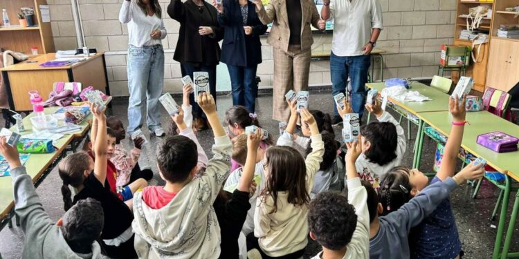 18 centros educativos de A Coruña acceden a las ayudas para la distribución de leche y frutas en las escuelas en el curso 25/26