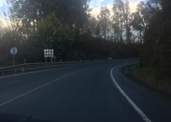 Tres personas resultaron heridas tras la colisión entre dos camiones y un coche en Melide