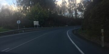 Tres personas resultaron heridas tras la colisión entre dos camiones y un coche en Melide