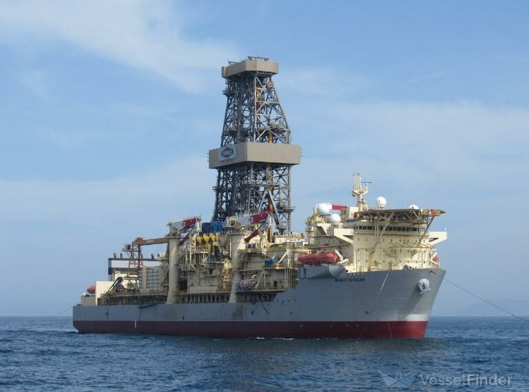 La plataforma petrolífera Noble Valiant llega a Coruña