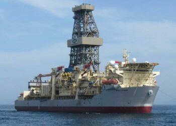 La plataforma petrolífera Noble Valiant llega a Coruña
