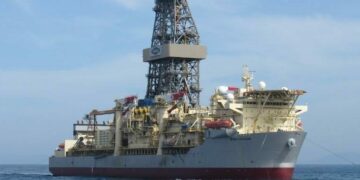 La plataforma petrolífera Noble Valiant llega a Coruña
