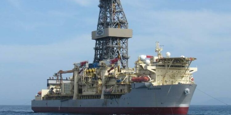 La plataforma petrolífera Noble Valiant llega a Coruña