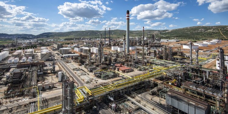 Repsol inicia la producción a gran escala de combustibles 100% renovables en Puertollano