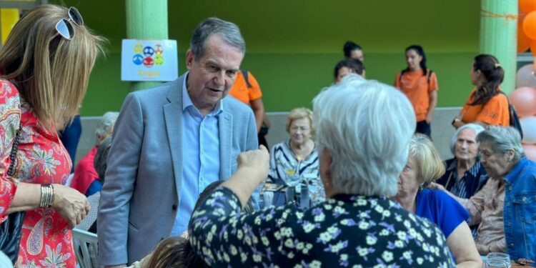 O Concello de Vigo aportará 600.000 euros para estender as prestacións dos Coidadores de barrio