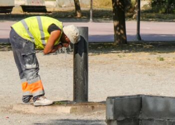 A calor extrema supón un risco laboral estrutural no sector da construción
