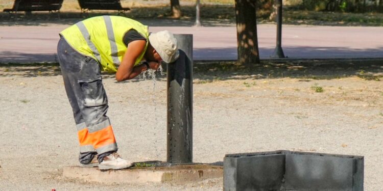 A calor extrema supón un risco laboral estrutural no sector da construción