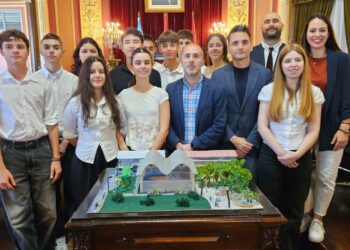 Estudiantes do colexio Santo Ángel preséntanlle ao alcalde un proxecto de refuxio climático xunto ao Pavillón dos Remedios