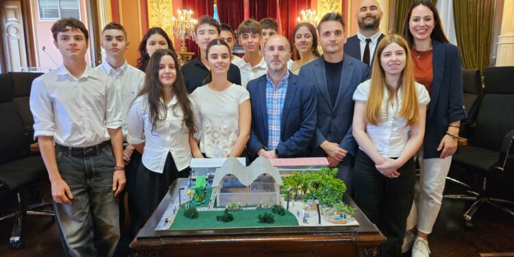 Estudiantes do colexio Santo Ángel preséntanlle ao alcalde un proxecto de refuxio climático xunto ao Pavillón dos Remedios